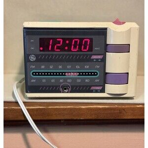 Vintage 80s GE P 'Jammer AM FM Radio Alarm Clock Earbuds minor text fading Retro
